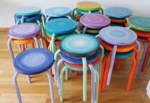 Bunte Stühle der Erstkommunionkinder
