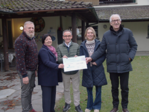Franz Zemp, Katharina Müllener, Sepp Muff, Julia Rossmann (Betriebsleiterin) und Alois Widmer (Co-Präsident) bei der Übergabe des Spendenchecks vom Erlös aus der Biichthüsli-Bar