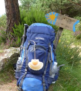 Rucksack mit Jakobsmuschel, dem Erkennungszeichen der Jakobspilger